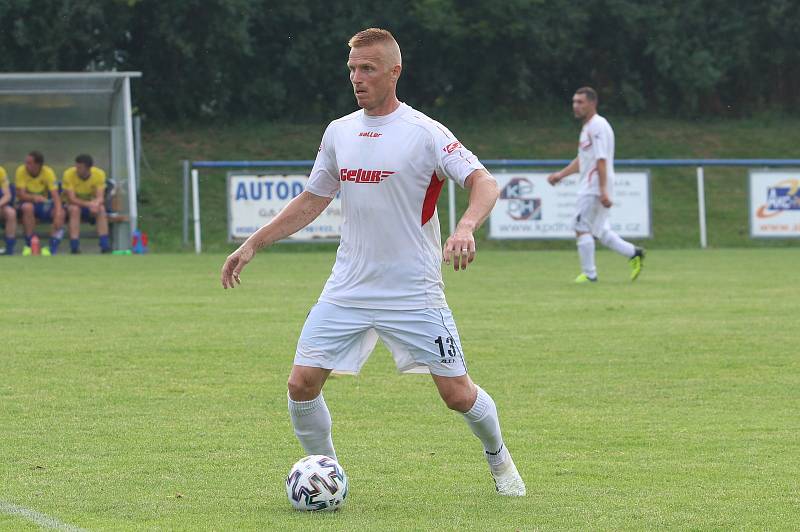 Fotbalisté Luhačovic (ve žlutých dresech) zvítězili na hřišti Sokola Veselá 4:3.