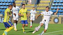 Fotbalisté Zlína (žluté dresy) v 5. kole FORTUNA:LIGY prohráli doma s Olomoucí 1:4.