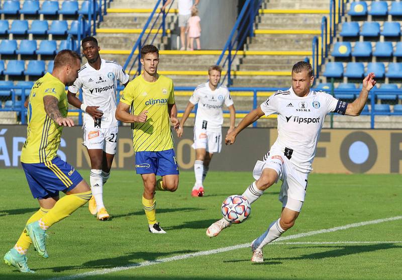 Fotbalisté Zlína (žluté dresy) v 5. kole FORTUNA:LIGY prohráli doma s Olomoucí 1:4.