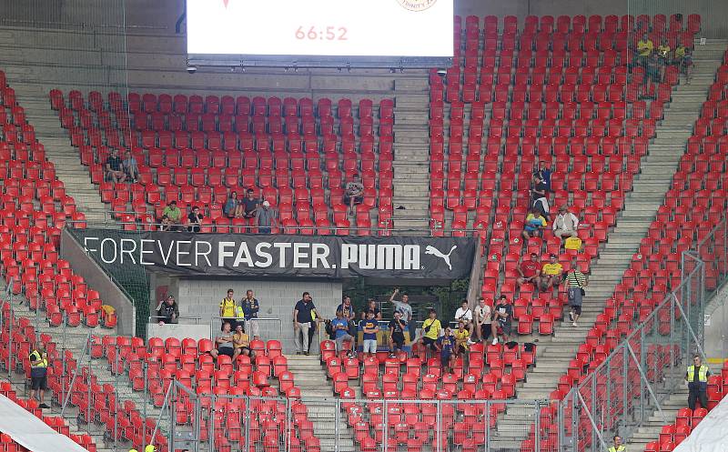 Fotbalisté Zlína (žluté dresy) ve 2. kole FORTUNA:LIGY prohráli se Slavií Praha 1:4.