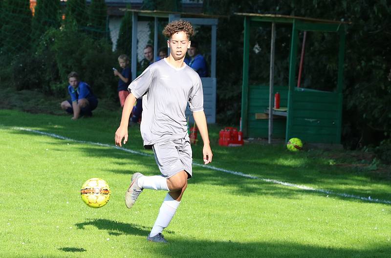 Fotbalisté Kudlova (šedé dresy) v nedělním derby podlehli Provodovu 1:2.