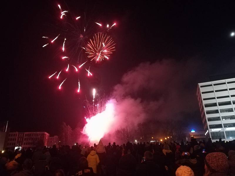 Novoroční ohňostroj odpálený z náměstí Práce si nenechalo ujít na 10 tisíc Zlíňanů.