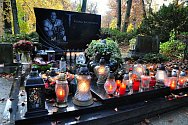 Zapálené svíčky na hrobě tragicky zemřelého hokejového reprezentanta Karla Rachůnka na Lesním hřbitově ve Zlíně; sobota 31. října 2020