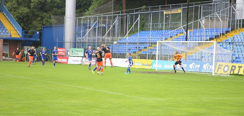 Fotbalisté Kateřinic (černé dresy) ve finále Zlínského Poháru KFS porazili Morkovice 1:0.