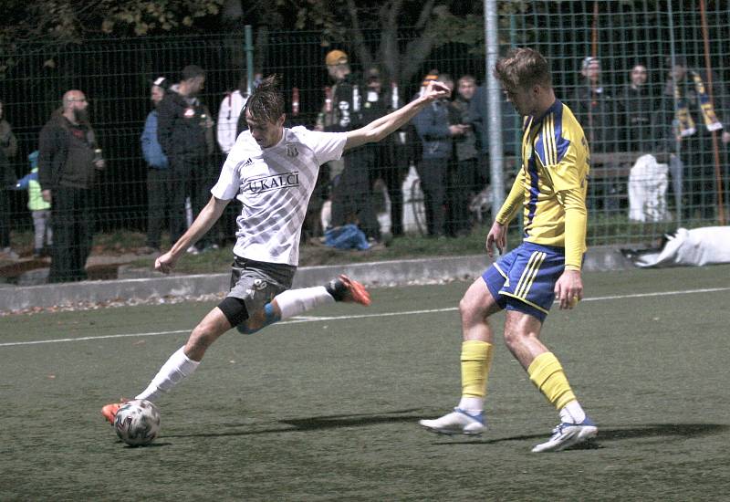 Divizní fotbalisté Baťova (ve žlutém) v pátek ve 12. kole skupiny E porazili Nové Sady 3:2, když o svém úspěchu rozhodli trefami v prvním dějství.