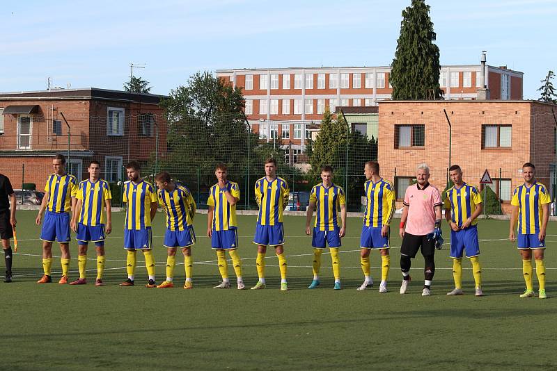 Fotbalisté Baťova (ve žlutém), vítěz krajského přeboru, se se soutěží rozloučili vysokým vítězstvím 9:0 nad Boršicemi. Foto: pro Deník/Jan Zahnaš