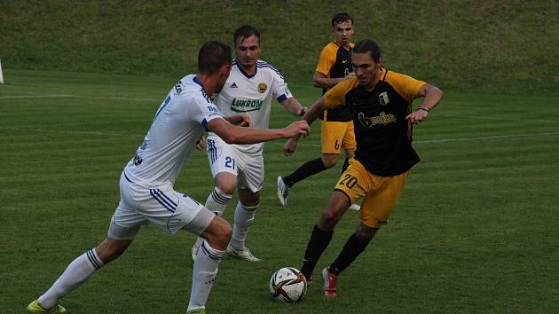 Fotbalisté Slušovic (v hnědo-žlutém) patří poslední sezony ke štikám krajského přeboru.