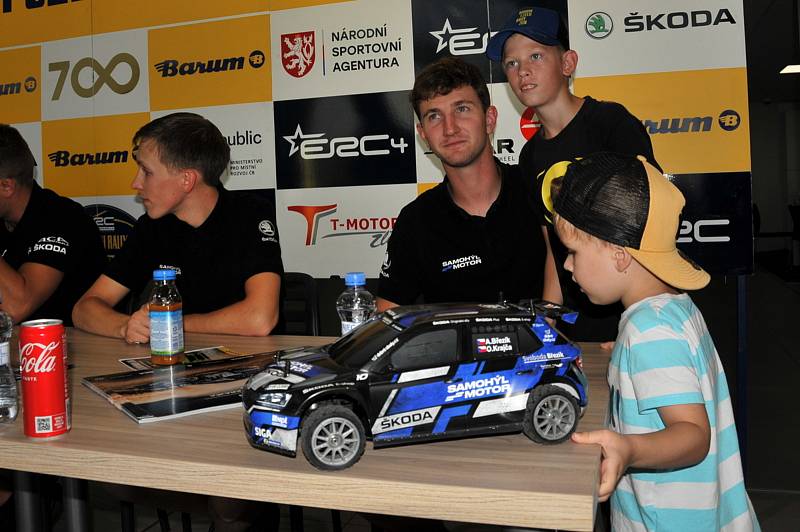 První setkání s vybranými účastníky 51. ročníku Barum Czech Rally Zlín proběhlo v úterý odpoledne v autosalonu Samohýl, kde se představily posádky pilotující vozy Škoda. Dorazili závodníci Adam Březík, Dominik Stříteský a Antonín Tlusťák.