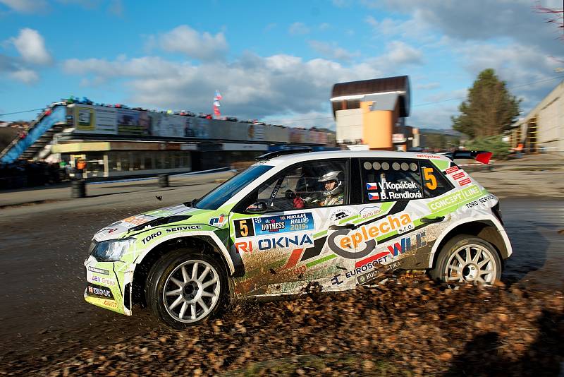 Jubilejní 10. ročník exhibičního závodu Mikuláš Rally na Slušovicku ovládl Jan Černý ve voze Škoda Fabia R5, jenž o tři desetiny vteřiny porazil vsetínského Miroslava Jakeše. Foto: pro Deník/Jan Pořízek