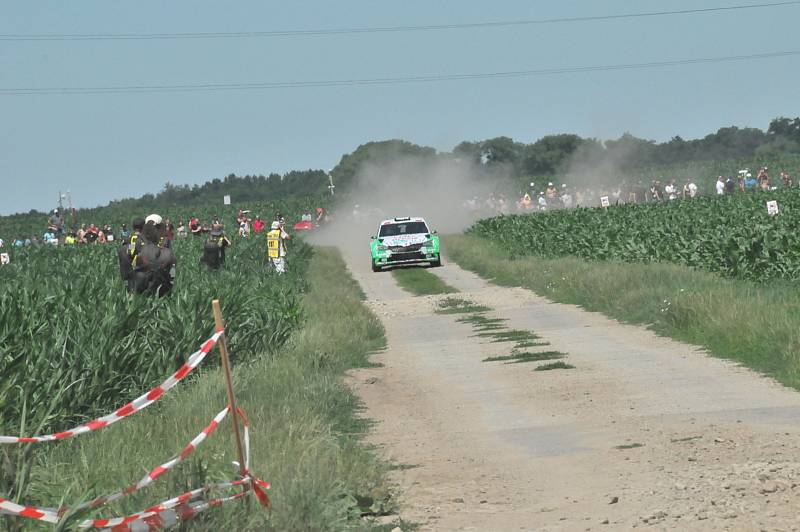 Vítězem 17. ročníku Agrotec Petronas Syntium Rally Hustopeče se stal Jan Kopecký (Škoda Fabia Rally2 evo), který o necelých sedm vteřin porazil Václava Pecha (Ford Focus WRC).