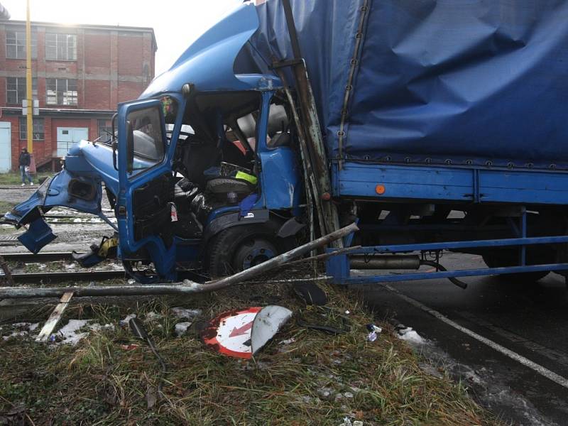 Nehoda avie s vlakem v areálu Svit. 