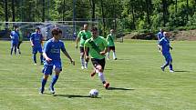 Fotbalisté Jasenné (modré dresy) smetli mužstvo Slopné 5:0.