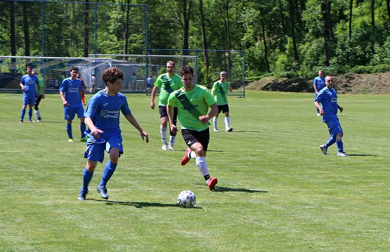 Fotbalisté Jasenné (modré dresy) smetli mužstvo Slopné 5:0.