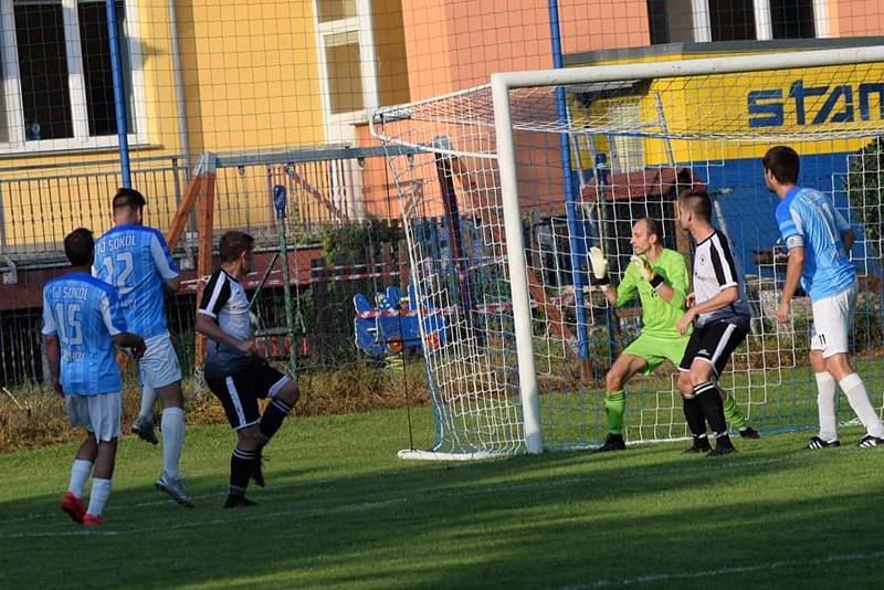 Fotbalisté Ořechova (v modrých dresech) v prvním mistrovském zápase porazili nováčka z Topolné 3:1.