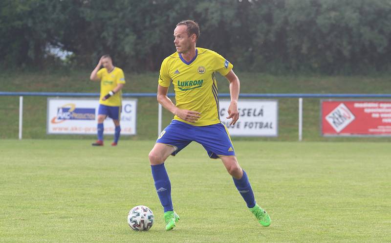 Fotbalisté Luhačovic (ve žlutých dresech) zvítězili na hřišti Sokola Veselá 4:3.