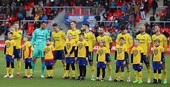 Fotbalisté Zlína (žluté dresy) se ve 20. kola FORTUNA:LIGY představili na novém stadionu v Pardubicích.