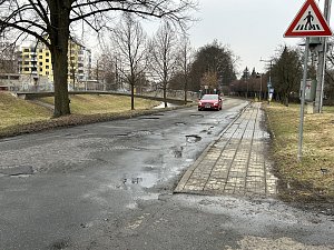Řidiče na Havlíčkově nábřeží trápí výmoly. Rekonstrukce se cesta dočká v roce 2025