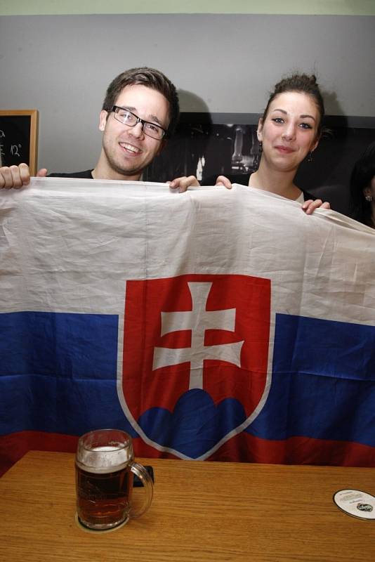 Sledování hokeje ČR-SR v Canada Pup ve Zlíně. Studenti UTB ze Slovenska. 