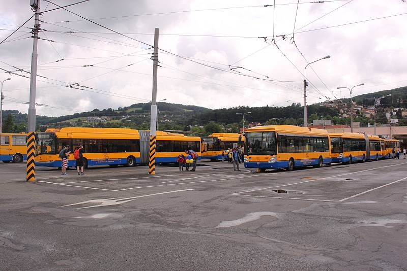 Tisícovky návštěvníků si v sobotu ve Zlíně užily Dne otevřených dveří Dopravní společnosti Zlín-Otrokovice (DSZO). Letos již po třinácté. Novinkou bylo deštivé počasí, to ale nikomu nevadilo.