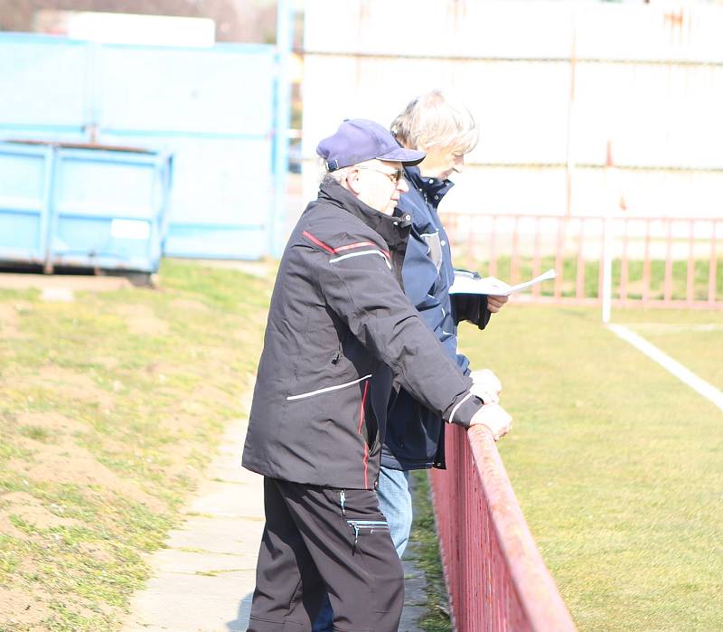 Fotbalisté Otrokovic (modré dresy) ve 20. kole MSFL prohráli s Olomoucí "B" prohráli vysoko 0:5.