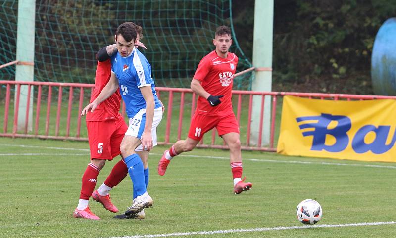 Fotbalisté Otrokovic (červené dresy) doma podlehli Baníku Ostrava "B" 1:4.