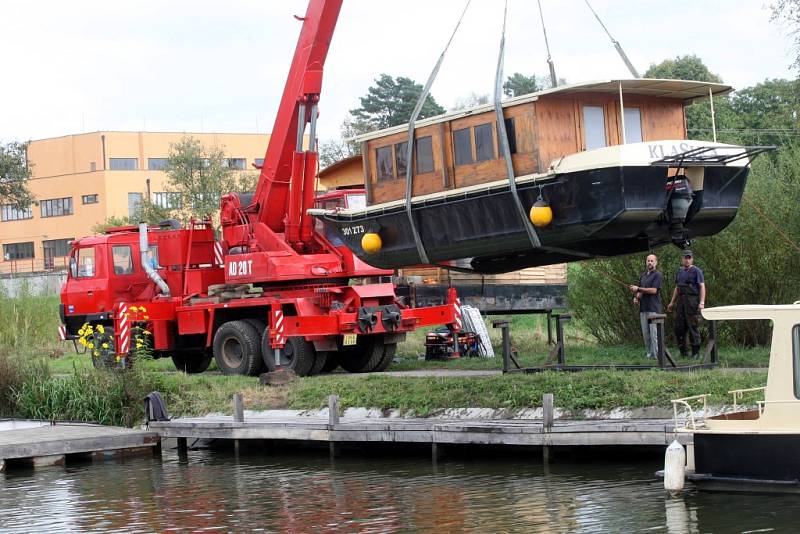 Vypouštění jezu na řece Moravě u obce Spytihněv. Stěhování lodí z přístaviště.