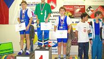 Jedenáctiletý zlínský vzpěrač Lukáš Hofbauer (uprostřed) získal na republikovém mistrovství mladších žáků zlato v trojboji.