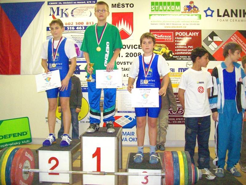 Jedenáctiletý zlínský vzpěrač Lukáš Hofbauer (uprostřed) získal na republikovém mistrovství mladších žáků zlato v trojboji.
