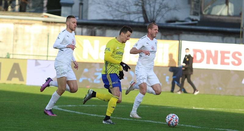 Fotbalisté Zlína (žluté dresy) ve 22. kole první ligy porazili Slovácko 1:0. Regionální derby rozhodl v 82. minutě obránce Martin Cedidla.