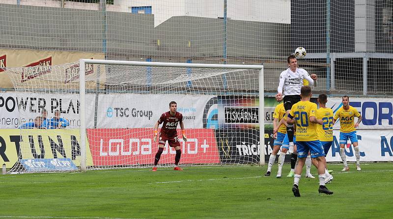 Fotbalisté Zlína (bílé dresy) prohráli ve 2. kole nadstavbové části FORTUNA:LIGY prohráli v Teplicích 1:2