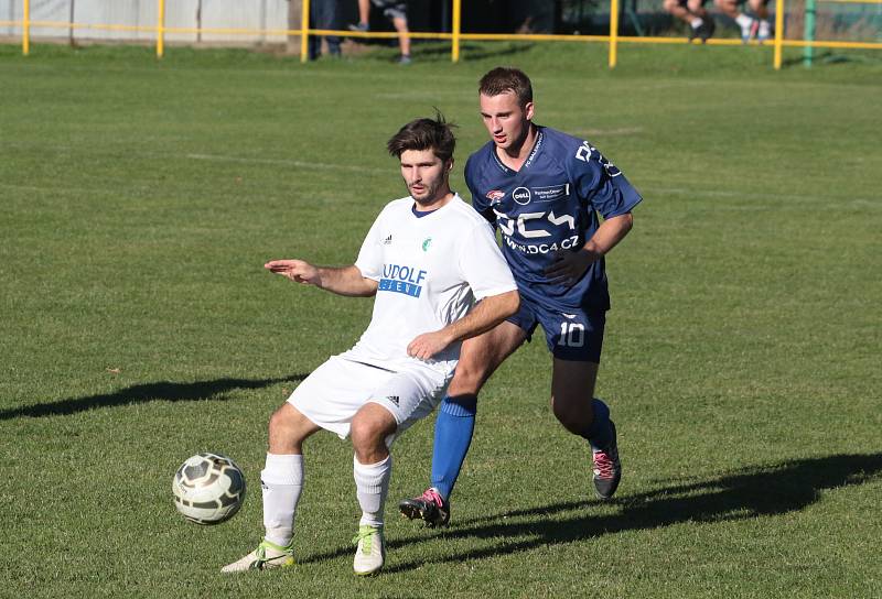 Fotbalisté Malenovic (v modrých dresech) prohráli v 9. kole I. B třídy skupiny B s vedoucím Fryštákem 0:7.
