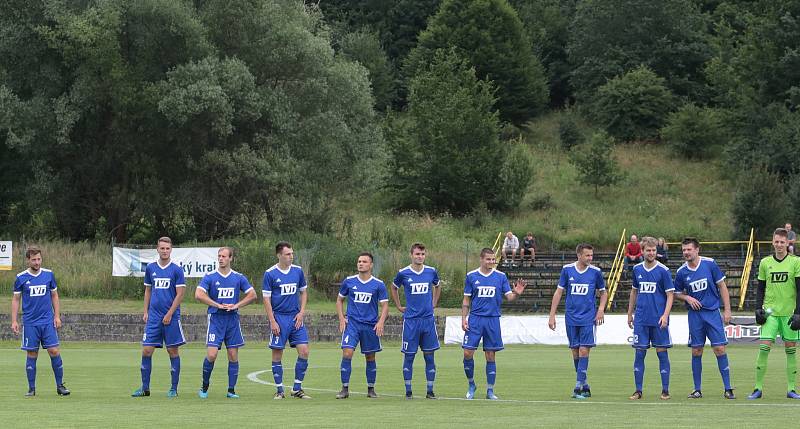 Fotbalisté Slavičína (v modrých dresech) na úvod přípravy zvítězili na Vršavě se Zlínem B 2:1