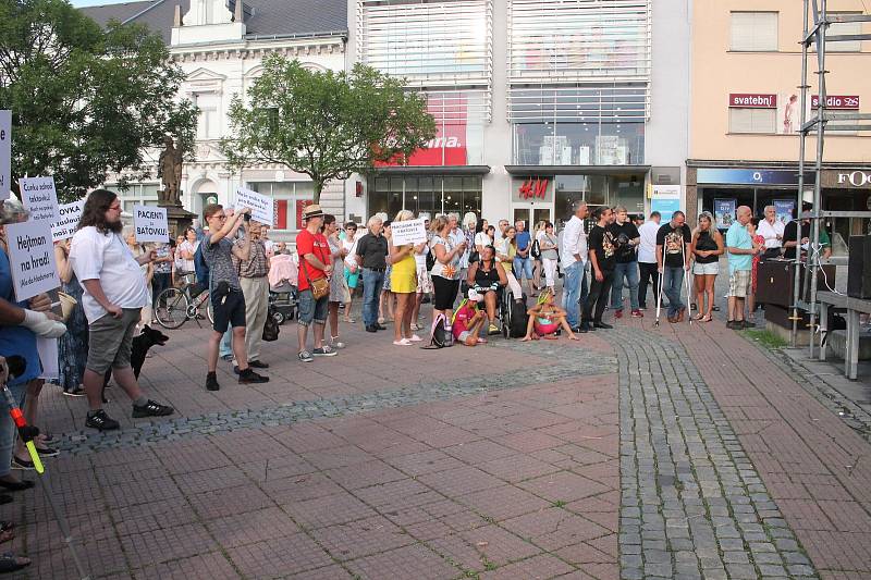 Zachraňme Baťovku - demonstrace na Náměstí Míru ve Zlíně v pondělí, 10. srpna 2020.