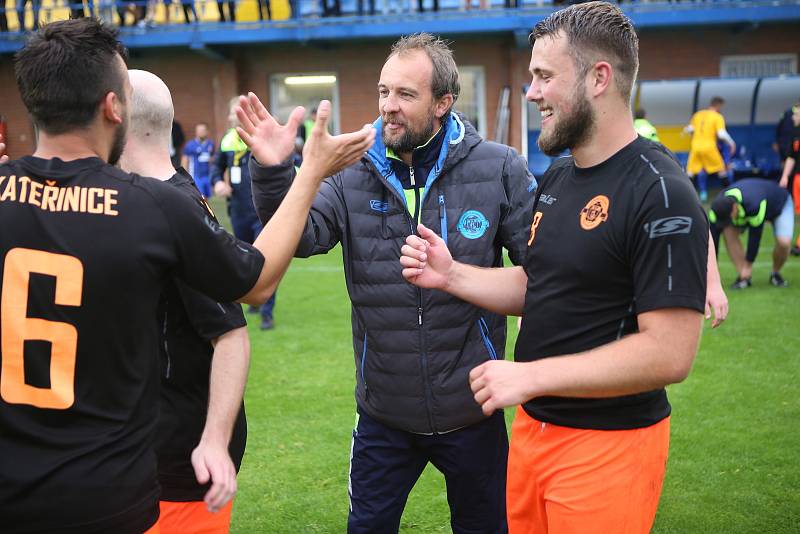 Fotbalisté Kateřinic (černé dresy) ve finále Zlínského Poháru KFS porazili Morkovice 1:0.