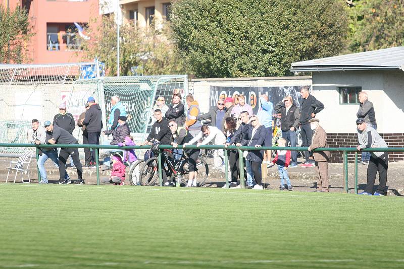 Ve šlágru 10. kola fotbalového krajského přeboru remizovala Napajedla (v červeném) s Baťovem 2:2, když domácí dokázali smazat dvoubrankové manko.