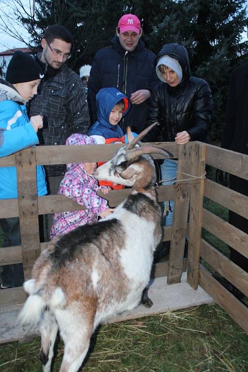 Na fryštáckém náměstí Míru obdivovaly živý Betlém desítky dětí