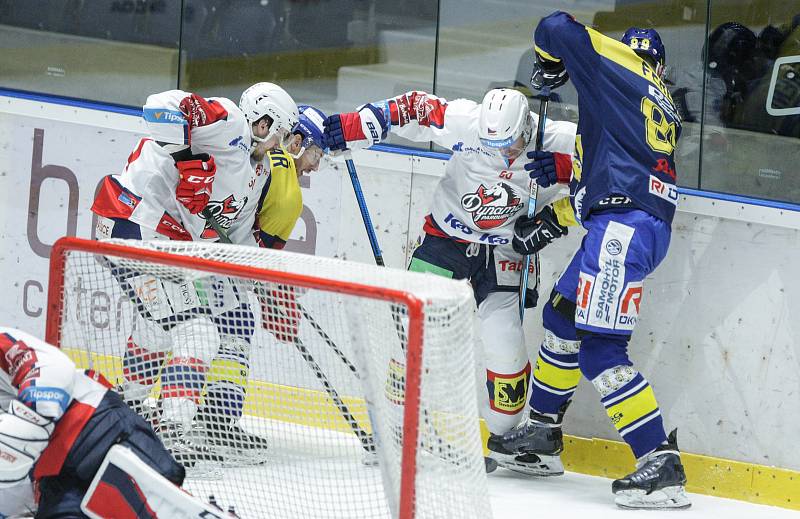 Hokejové utkání 48. kola Tipsport extraligy v ledním hokeji mezi HC Dynamo Pardubice a PSG Berani Zlín (ve žlutoodrém) v pardudubické ČSOB pojišťovna ARENĚ.