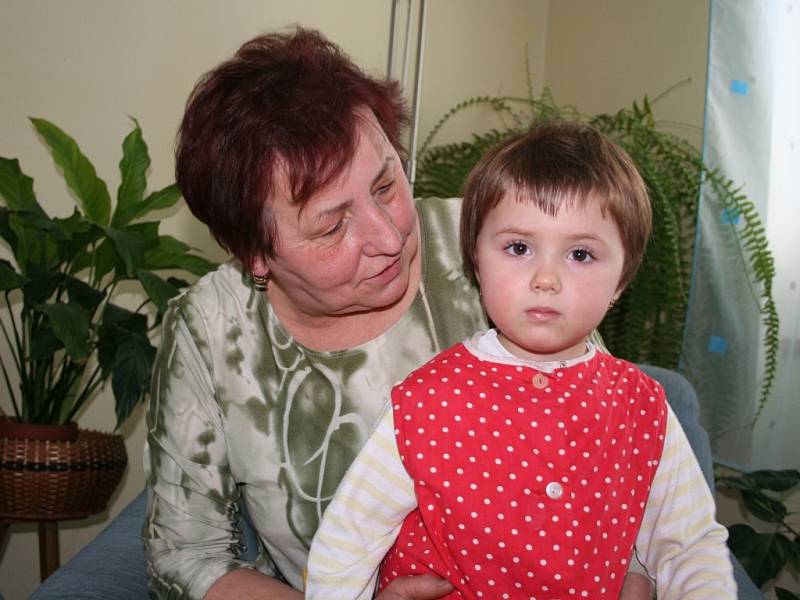 Františka Bařinková s vnučkou. 