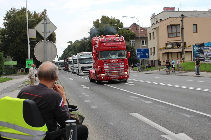 Spanilá jízda trucků Zlínem