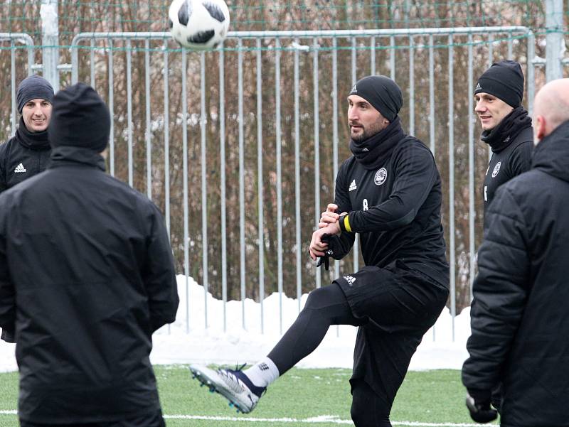 Fotbalisté Zlína v sobotu odpoledne poprvé trénovali na hřišti. Trenér Michal Bílek svěřence vůbec nešetřil.