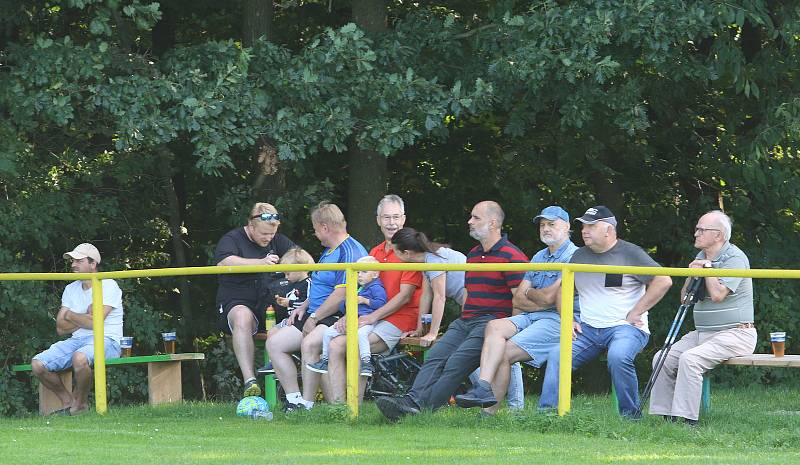 Fotbalisté Kudlova (šedé dresy) v nedělním derby podlehli Provodovu 1:2.