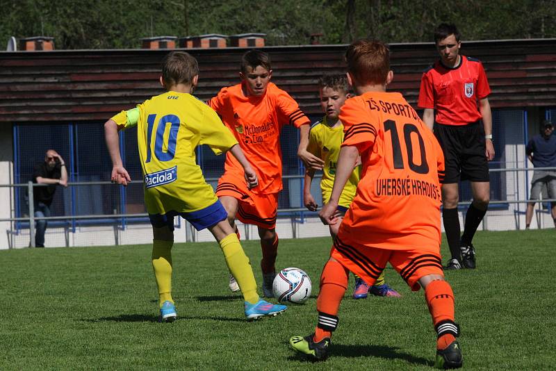 Krajské finále McDonald’s Cupu si v úterý na zlínské Vršavě podmanili žáci Základní školy Sportovní v Uherském Hradišti, kteří v obou kategoriích postoupili do celostátního finále.