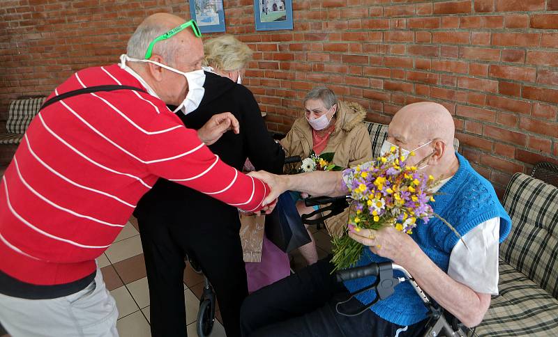 Zazpívat a poblahopřát přišli zlínští divadelníci svému bývalému kolegovi  Romanu Mecnarowskému k jeho devadesátinám.