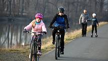Na kolo, zaběhat si či se jen projít vyrazili lidé také do zlínské městské části Burešov; neděle 28. února 2021
