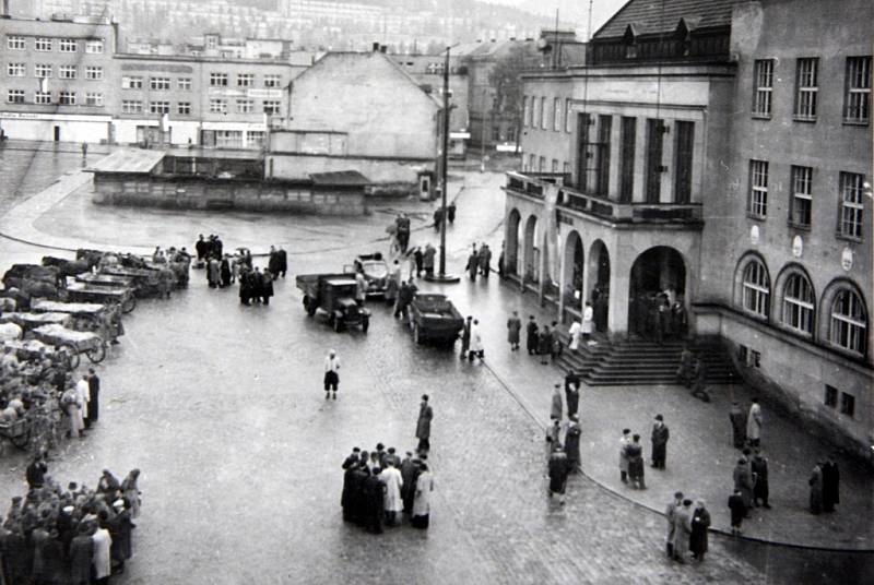 Osvobození Zlína květen 1945. Na snímku skupiny ruských trenů na Masarykově náměstí před radnicí.