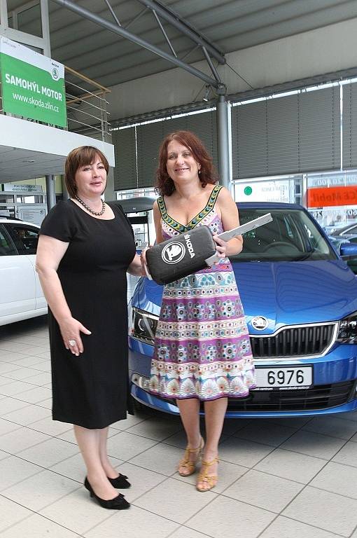 První dáma Ivana Zemanová předává pro mobilní hospic Ondrášek automobil Škoda Fabia v autosalonu Samohýl ve Zlíně.