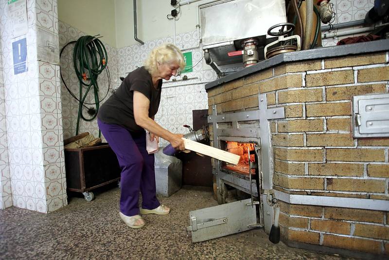 Pálení letních kvasů v pálenici v Březnici. Na snímku Stanislava Chaloupková.