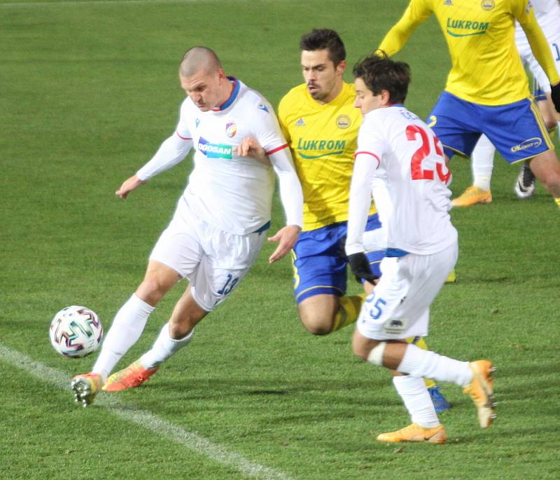 Prvoligoví fotbalisté Fastavu Zlín (ve žlutém) proti Viktroii Plzeň