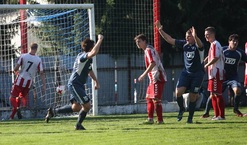 Fotbalisté Brumova (bílo-červení) v 11. kole divize E remizovali v derby se Slavičínem 1:1.