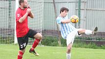 Fotbalisté Příluk (v červeném) v rámci I. B třídy skupiny A pokračují v jarní spanilé jízdě, v nedělním duelu 21. kola doma porazili 2:0 Poličnou.